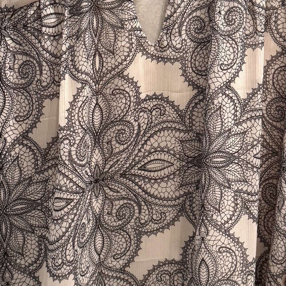 NWOT Love Stitch Flutter Sleeve Black & Cream Floral Top w/Keyhole, Small.